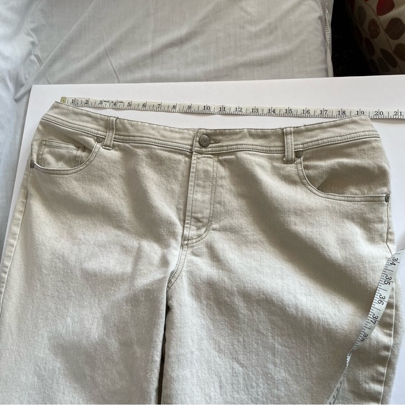 Chico’s Capri Crop Cuffed Jeans Sz 3 - Picture 9 of 12